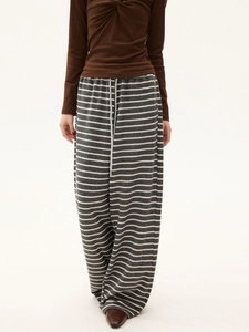 Damen Freizeithose grau gestreift mit weitem Bein, weißem Kordelzug und bequemer lockerer Passform