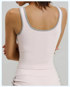 Detalle del diseño de espalda en U profunda de la camiseta de yoga rosa ajustada