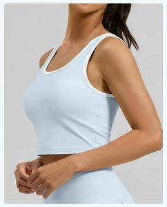 Detalle de top corto de yoga azul claro con ribete blanco en contraste para deportes