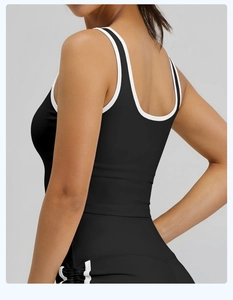 Detalle de camiseta de yoga 2 en 1 en blanco y negro con espalda de nadadora elástica