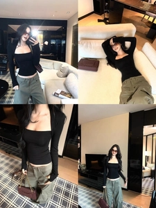 Eng anliegendes schwarzes Langarmshirt mit Karree-Ausschnitt für Damen in Trend-Optik