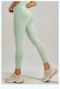 Détail du legging de yoga vert menthe taille haute avec sculpture sans couture latérale