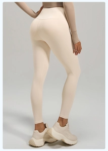 Vue détaillée du legging de yoga taille haute avec design sans couture et effet push-up