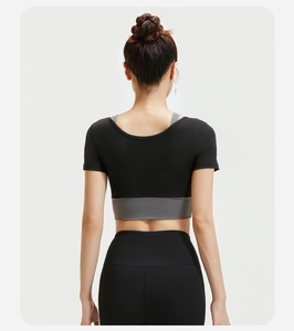 Detail van de crop top met open rug en zwarte yoga legging met een hoge tailleband