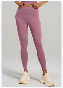 Détail du legging de yoga taille haute et brassière de sport en tissu mat vieux rose