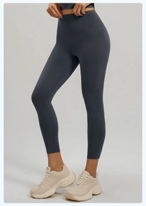 Vue détaillée du legging de yoga taille haute gris foncé en tissu de compression élastique