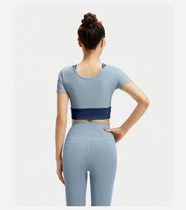 Achteraanzicht van tweedelige yogaset met blauwe crop-top en legging met hoge taille