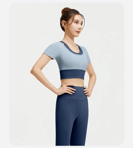 Detail van dames yoga set met RUNNING print op een tweekleurige sportieve top