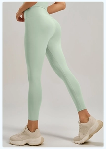 Détail du legging de yoga vert menthe à taille haute montrant les coutures et la coupe