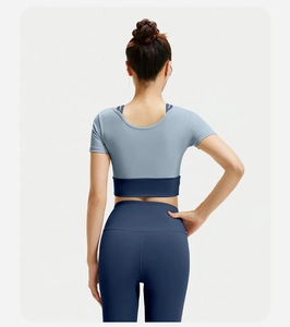 Achteraanzicht van een blauwe tweedelige yogaset met slim-fit top en hoge taille leggings