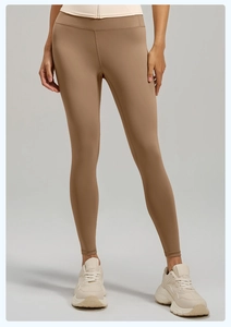Vue détaillée du legging de yoga taille haute beige avec compression sans couture et lisse