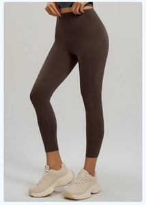 Détail du pantalon de yoga taille haute marron foncé en tissu élastique avec effet galbant