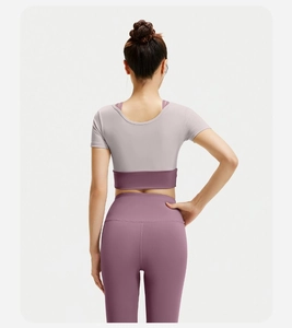 Achteraanzicht van een tweedelige yogaset met een lavendelkleurige top en paarse sportlegging