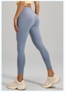 Détail du pantalon de yoga taille haute avec coutures sculptantes en bleu brume