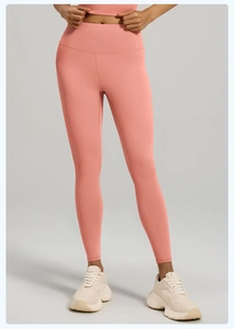 Vue de face du legging de yoga taille haute rose corail en tissu mat haute élasticité