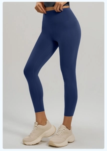Vue latérale détaillée d'un legging de yoga bleu marine taille haute effet galbant