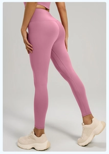 Détail du legging de yoga rose à taille haute montrant l'effet galbant de l'arrière