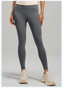 Détail du legging de yoga gris foncé taille haute avec texture mate et coupe élastique