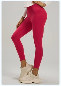 Vue latérale du legging de yoga rose vif à taille haute soulignant la silhouette