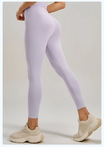 Détail du legging de yoga taille haute lavande montrant la couture galbante et la coupe