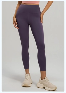 Détail du pantalon de yoga taille haute violet foncé au design sans couture et mat