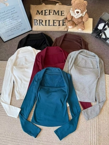 Flachbild-Detailansicht von langärmeligen Strickoberteilen mit Karree-Ausschnitt in sechs Farben