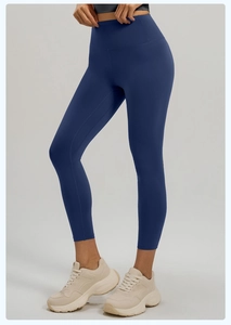 Gros plan d'un legging de yoga bleu marine à taille haute avec effet sculptant