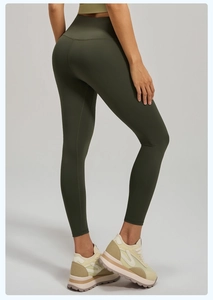 Gros plan sur le legging de yoga vert olive à taille haute avec effet push-up et gainant
