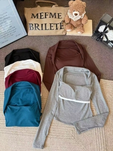 Eng anliegendes geripptes Langarmshirt mit Karree-Ausschnitt und Daumenlöchern