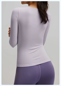 Vista posteriore di un top da yoga lilla a maniche lunghe con tessuto elastico ad alta qualità