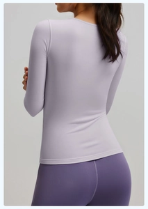 Set da yoga aderente con maglia a maniche lunghe e leggings viola vista posteriore