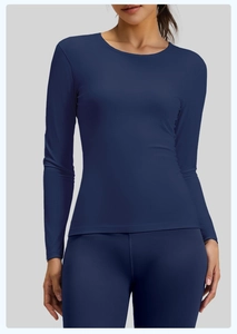 Dettaglio della maglia sportiva blu navy a maniche lunghe con taglio aderente elasticizzato