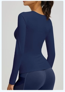 Top yoga a maniche lunghe blu scuro aderente con tessuto elastico e scollo a girocollo