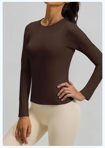 Top da yoga marrone scuro a maniche lunghe dal taglio aderente con scollo rotondo ed elastico