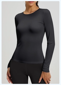 Dettaglio della maglia da yoga nera a maniche lunghe slim fit in tessuto sportivo traspirante