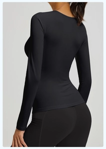 Vista posteriore del top da yoga nero a maniche lunghe con tessuto compressivo elasticizzato