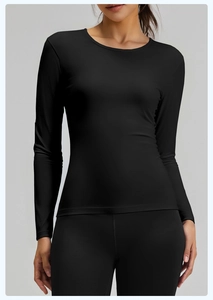 Dettaglio della maglia da yoga nera slim fit in tessuto elastico con girocollo