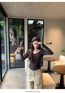 Detail of ruched long sleeve T-shirt with V-neckline and high-waist cargo pants