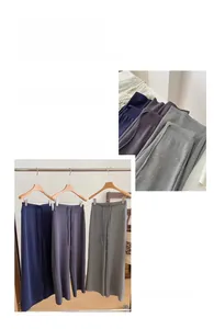 Dettaglio dell'elastico in vita con coulisse sui pantaloni in maglia a gamba larga