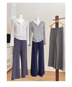 Dettaglio pigiama in misto cotone con collo henley e pantaloni larghi con coulisse