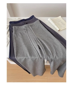 Dettaglio dei pantaloni sportivi in maglia grigio e blu con coulisse elastica in vita