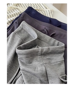 Dettagli dei joggers grigi a vita alta con elastico in vita e trama di alta qualità