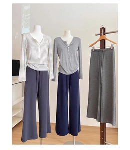 Dettaglio di pantaloni della tuta a vita alta a gamba larga in vari colori e tessuto