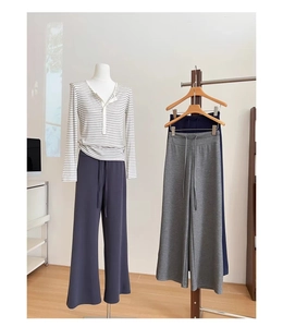 Dettaglio dei pantaloni sportivi a vita alta con coulisse regolabile e tessuto morbido