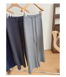 Dettaglio di pantaloni sportivi a gamba larga grigi e blu con coulisse elastica in vita