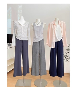 Dettaglio di pantaloni casual a gamba larga grigi e blu navy con vita alta elasticizzata