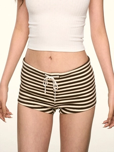 Mini pantaloncini in maglia a righe da donna con coulisse bianca e vita elastica