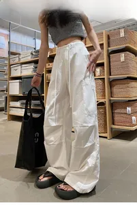 Détail du pantalon cargo blanc à jambes larges avec taille élastique et poches latérales
