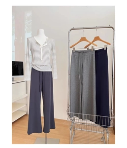Dettaglio dei pantaloni sportivi a vita alta con coulisse regolabile e consistenza morbida