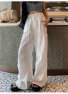Détail du pantalon cargo blanc avec taille élastique à cordon et grandes poches